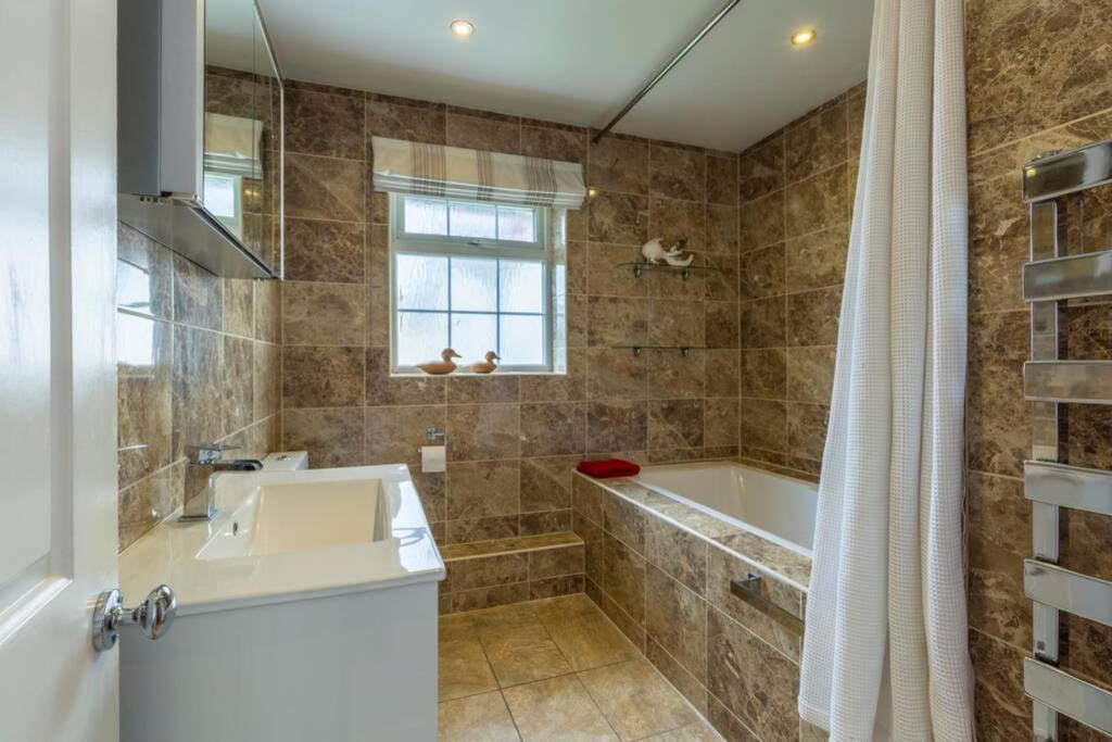 A Cheerful Three Bedroom House In Leafy Lytham Lytham St Annes Kültér fotó
