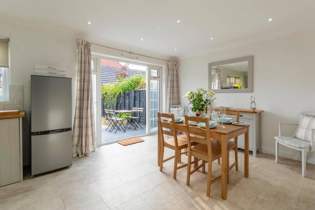 A Cheerful Three Bedroom House In Leafy Lytham Lytham St Annes Kültér fotó